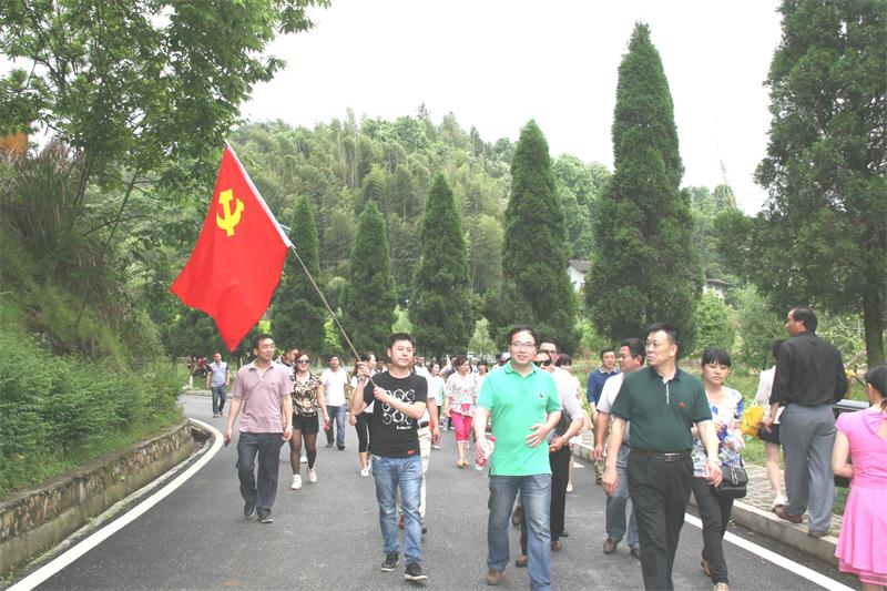 联达公司组织党员赴胡耀邦故居和文家市秋收起义纪念馆参观学习